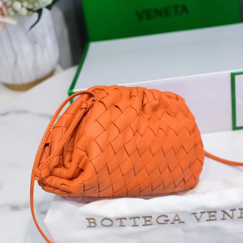 Batch 1260 large grid weaving The pouch cloud bag is the first series designed by former Celine designer Daniel Lee after joining BV. The upper body is extremely ecstatic ~ fashionable and classy ~ elegant and concise, lazy and intellectual size: 23*13*8 [Little Cloud Rough Weave#]